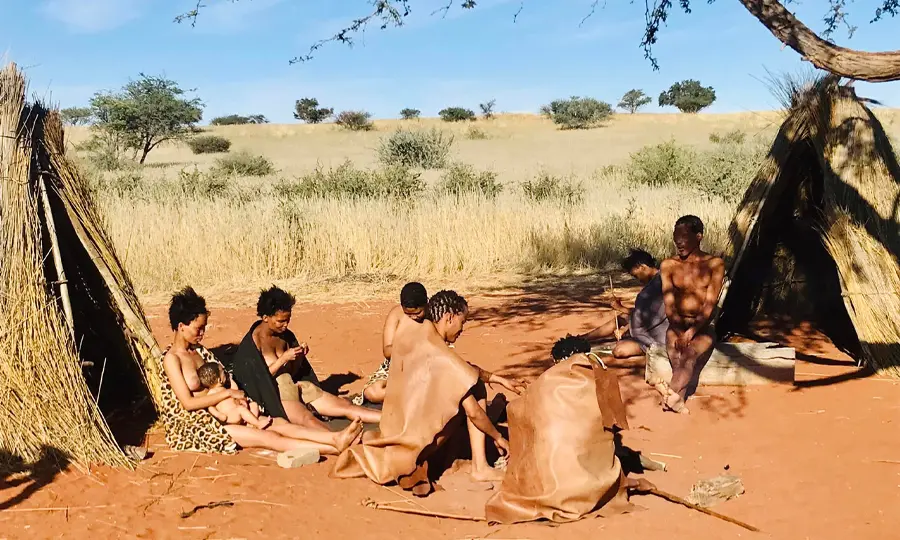 Bushman dans le désert du Kalahari